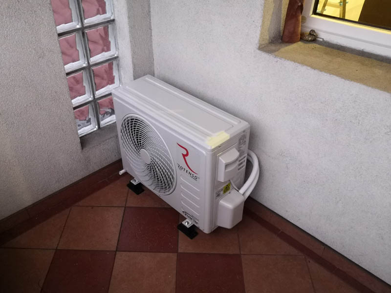 Zamontowana jednostka klimatyzatora na balkonie w Toruniu
